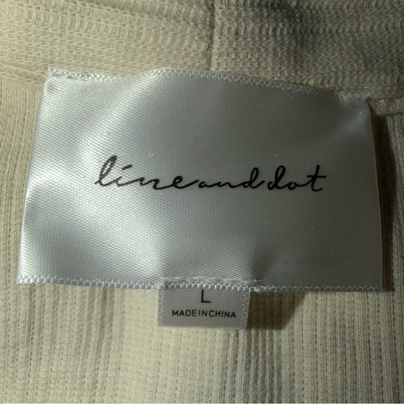 Line And Dot Size Large Rouched Top - Picture 6 of 7